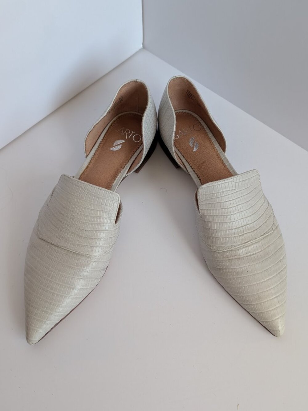 Sarto Leather Size 7.5 . Pointed toe White snakeskin print.